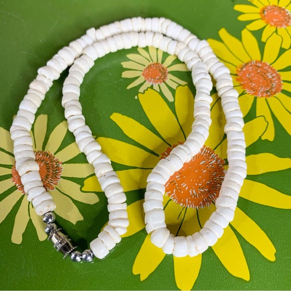 80s Puka Shell Choker Necklace - Picture 4 of 4